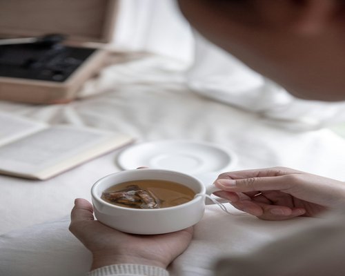 Persona relajada tomando una infusión